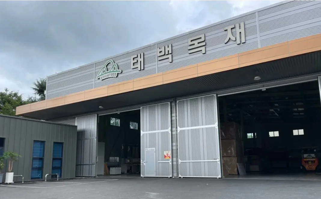 태백목재 건물 외관과 창고 입구